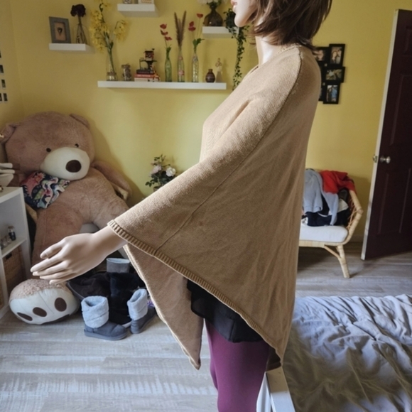 Michael Kors Crew Neck Poncho - Picture 4 of 11